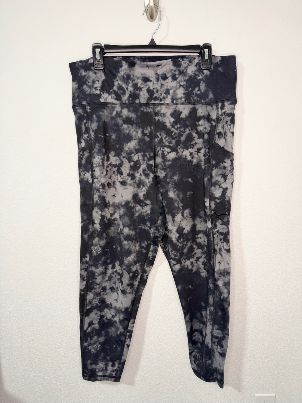 The Everything Pocket Legging by American Eagle in Black and Grey Tie-Dye